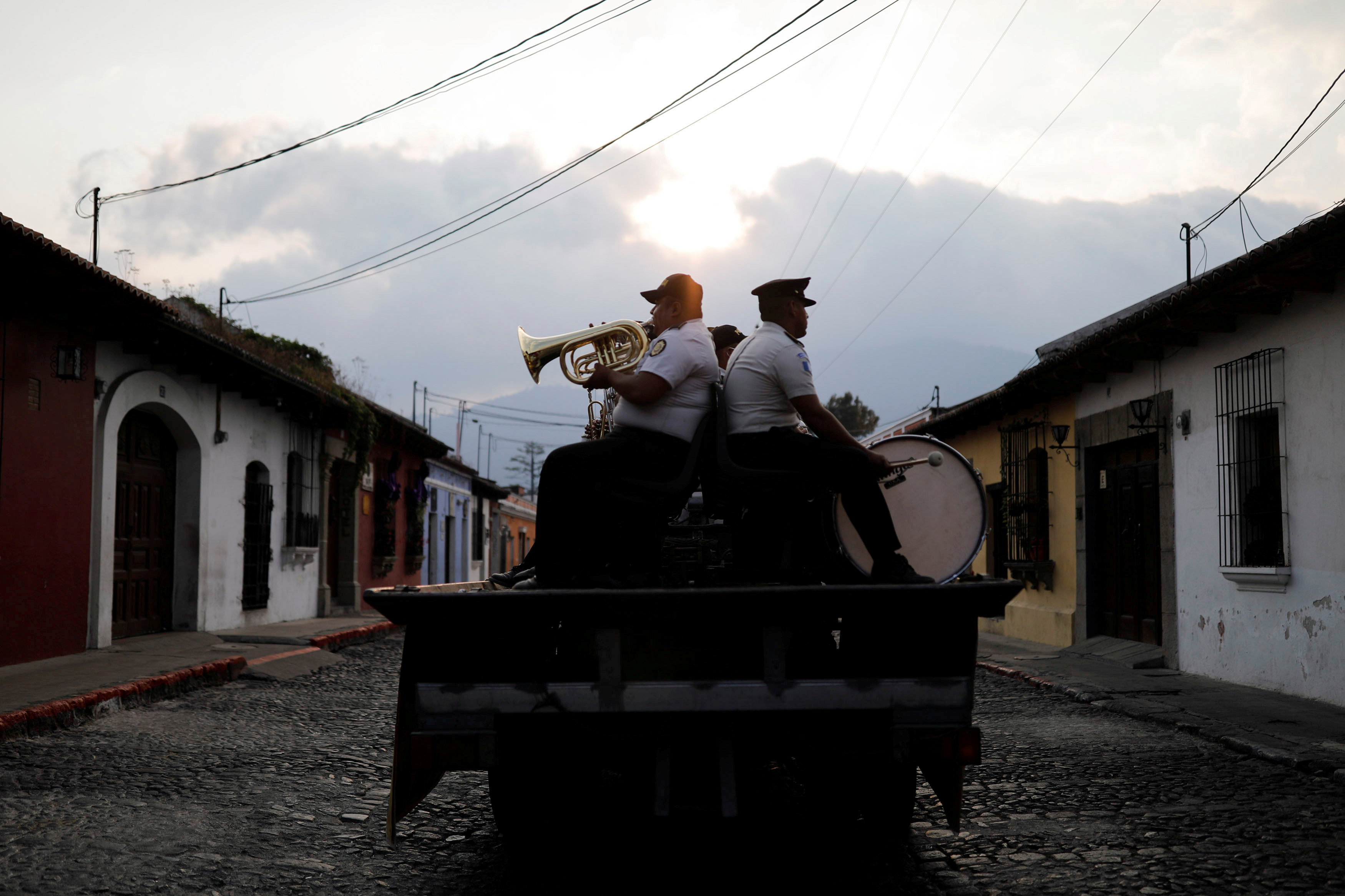 الفرقة الموسيقية التابعة للشرطة تقدم عروضا في الشارع في جواتيمالا سيتي  (3)