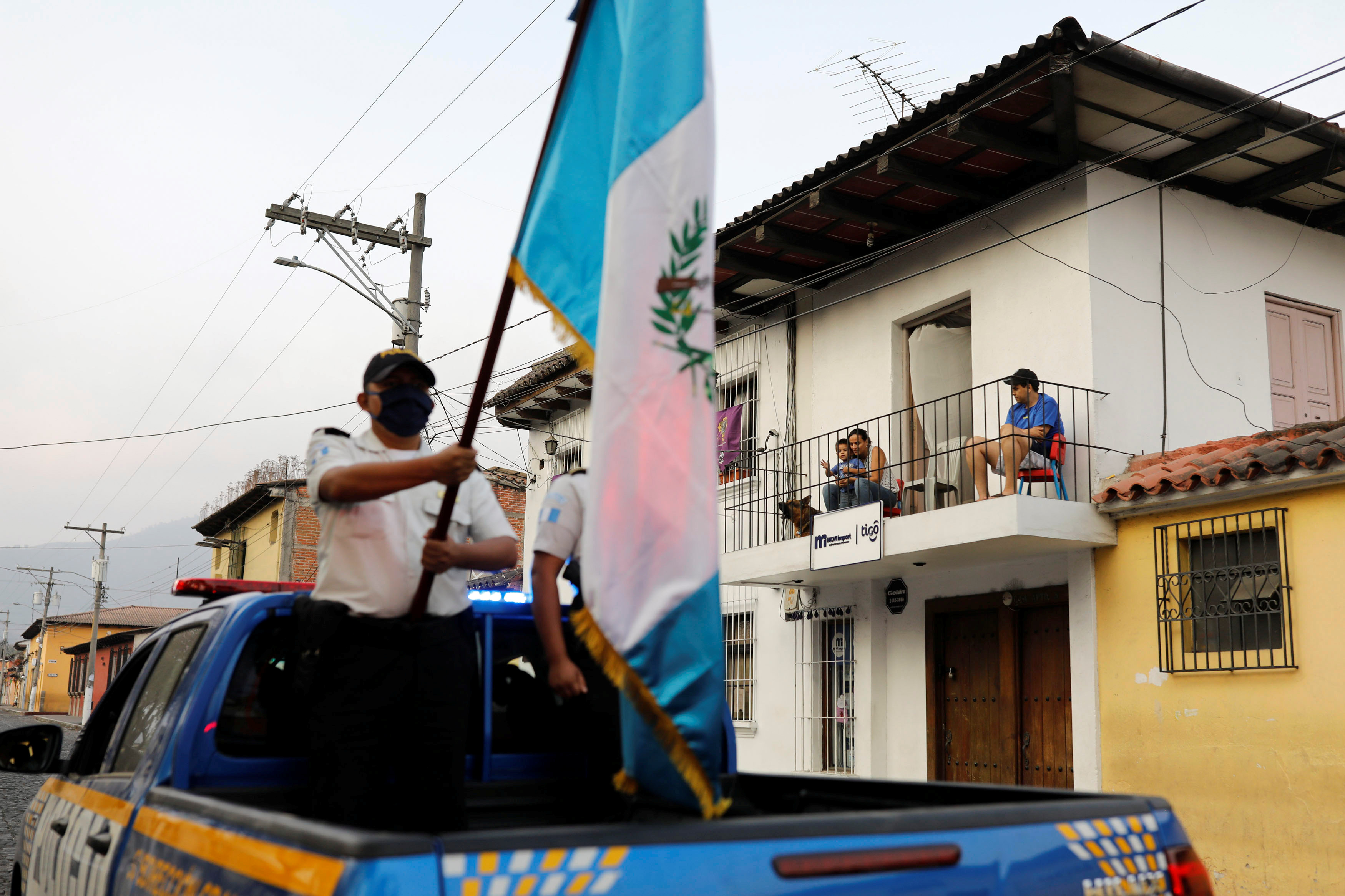 الفرقة الموسيقية التابعة للشرطة تقدم عروضا في الشارع في جواتيمالا سيتي  (5)