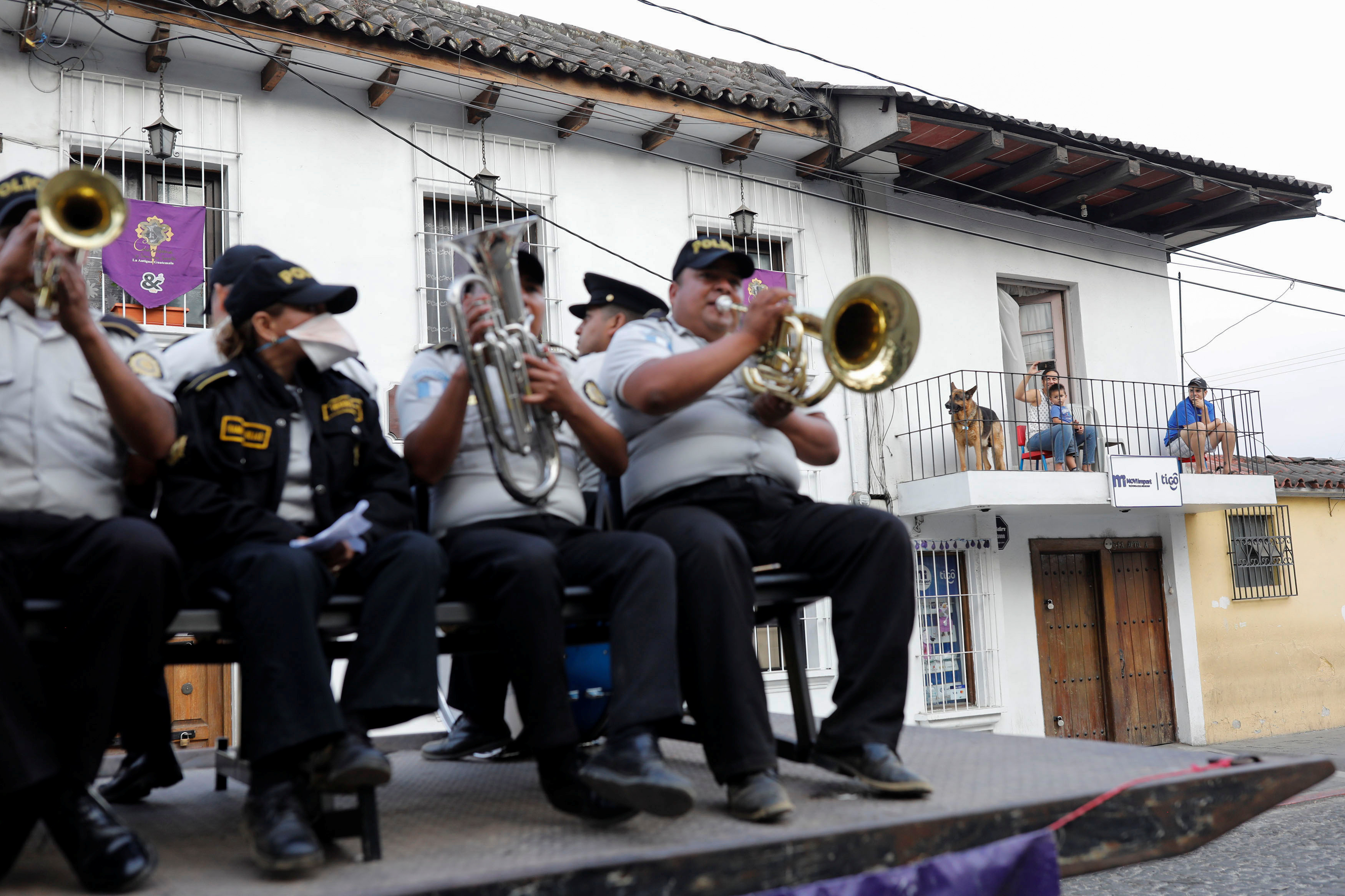 الفرقة الموسيقية التابعة للشرطة تقدم عروضا في الشارع في جواتيمالا سيتي  (1)