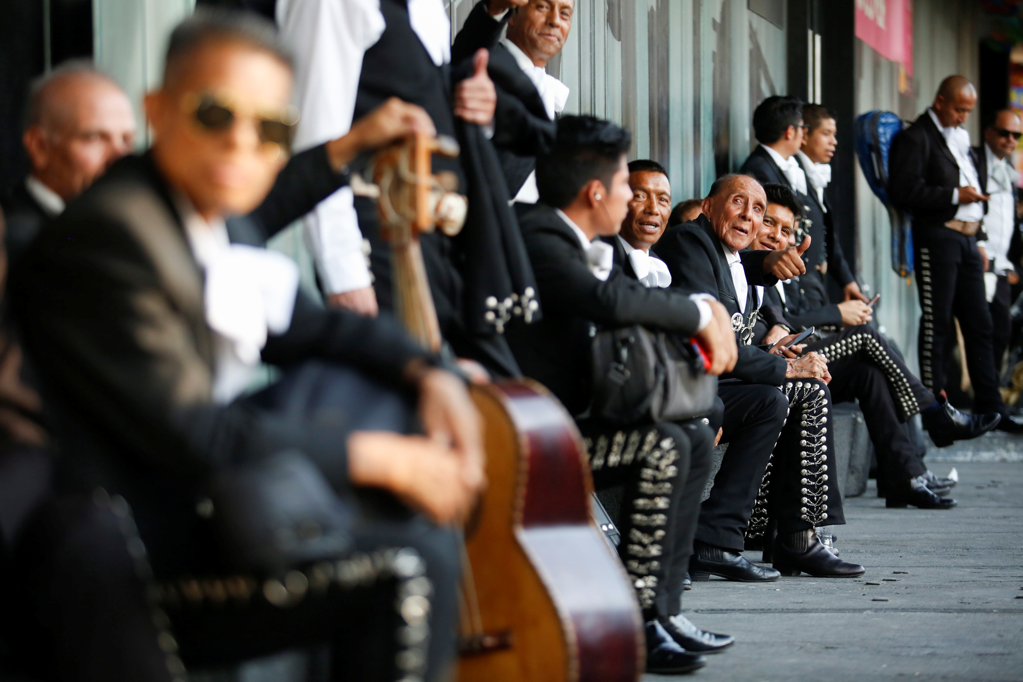موسيقيون مارياشي يُشاهدون في ساحة بلازا جاريبالدي السياحيةفي مكسيكو سيتي بالمكسيك  (1)