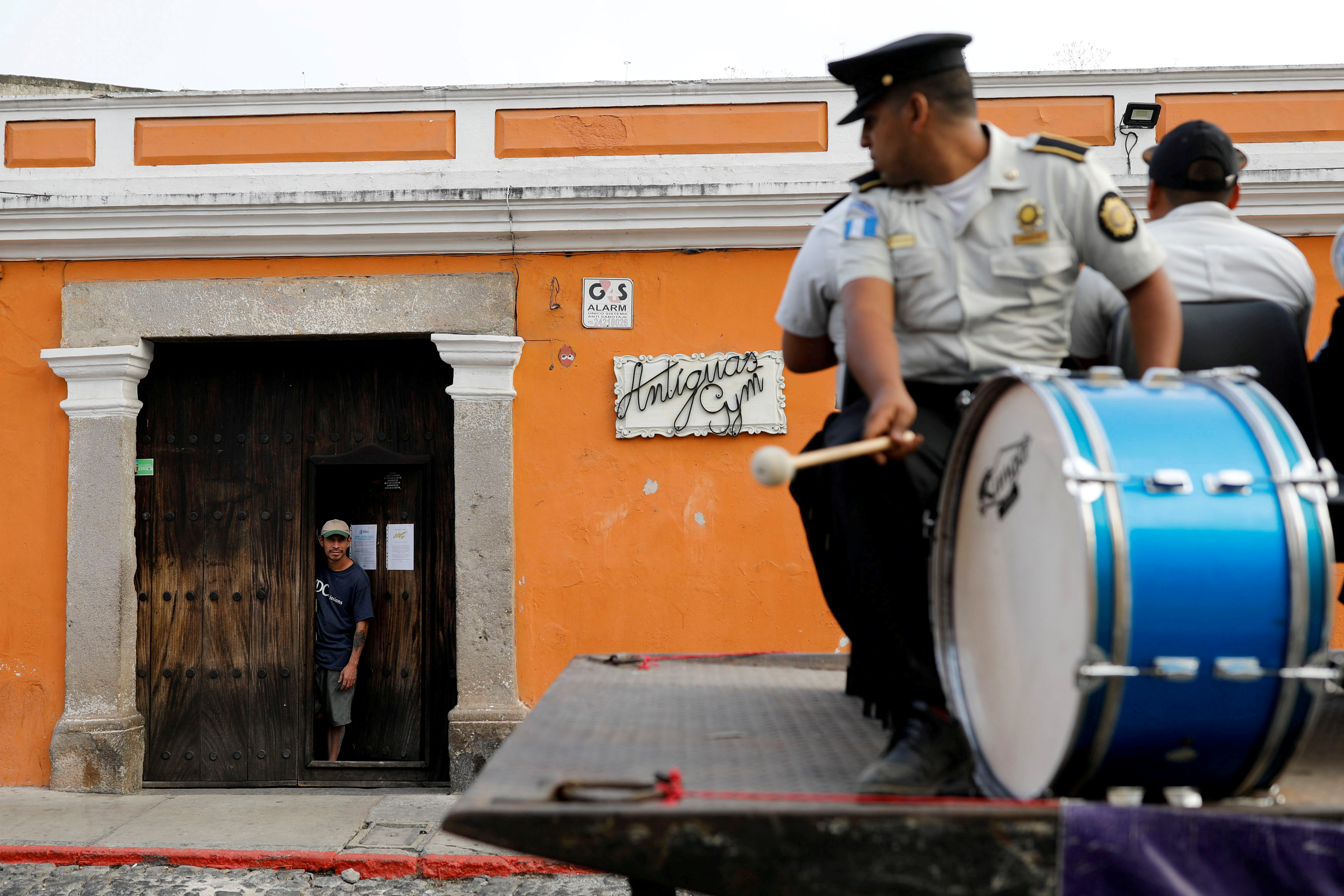 الفرقة الموسيقية التابعة للشرطة تقدم عروضا في الشارع في جواتيمالا سيتي  (4)