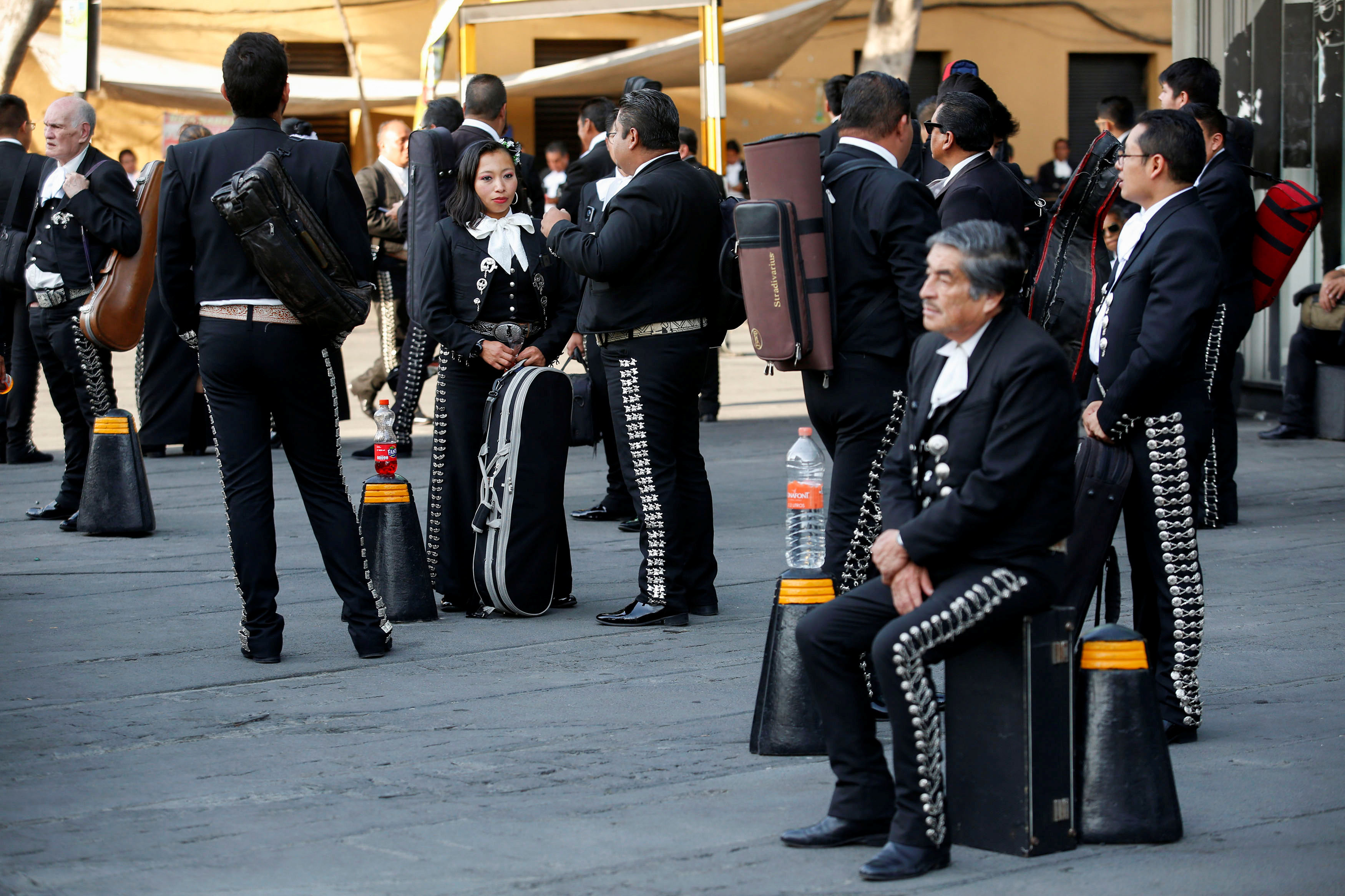موسيقيون مارياشي يُشاهدون في ساحة بلازا جاريبالدي السياحيةفي مكسيكو سيتي بالمكسيك  (2)