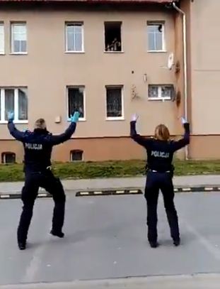 الشرطة البولندية ترقص للمواطنين