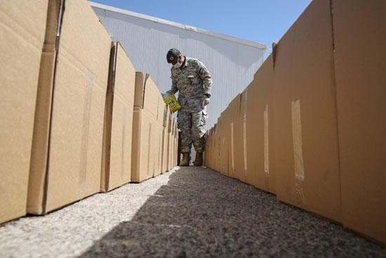أحد الجنود يعد السلع الغذائيه قبل توزيعها