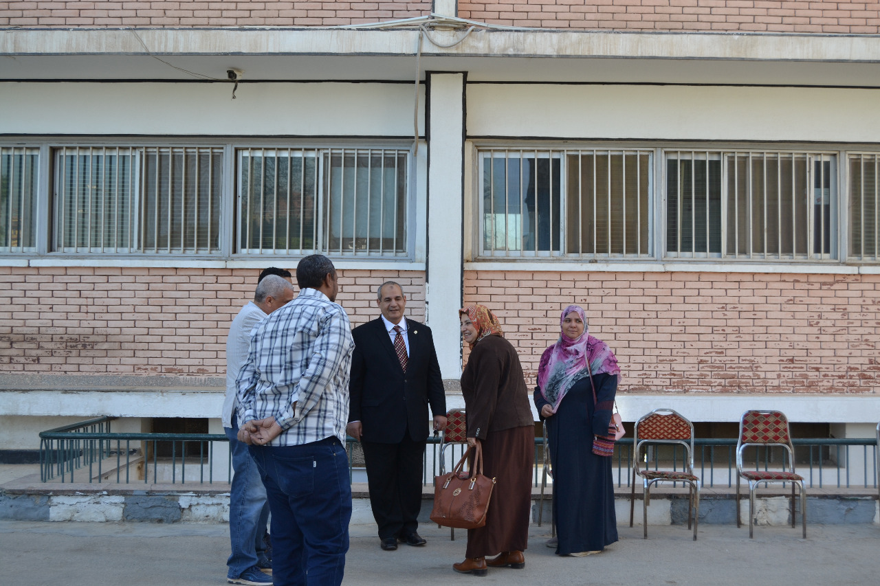 رئيس جامعة أسيوط يتفقد معهد جنوب مصر للأورام (3)
