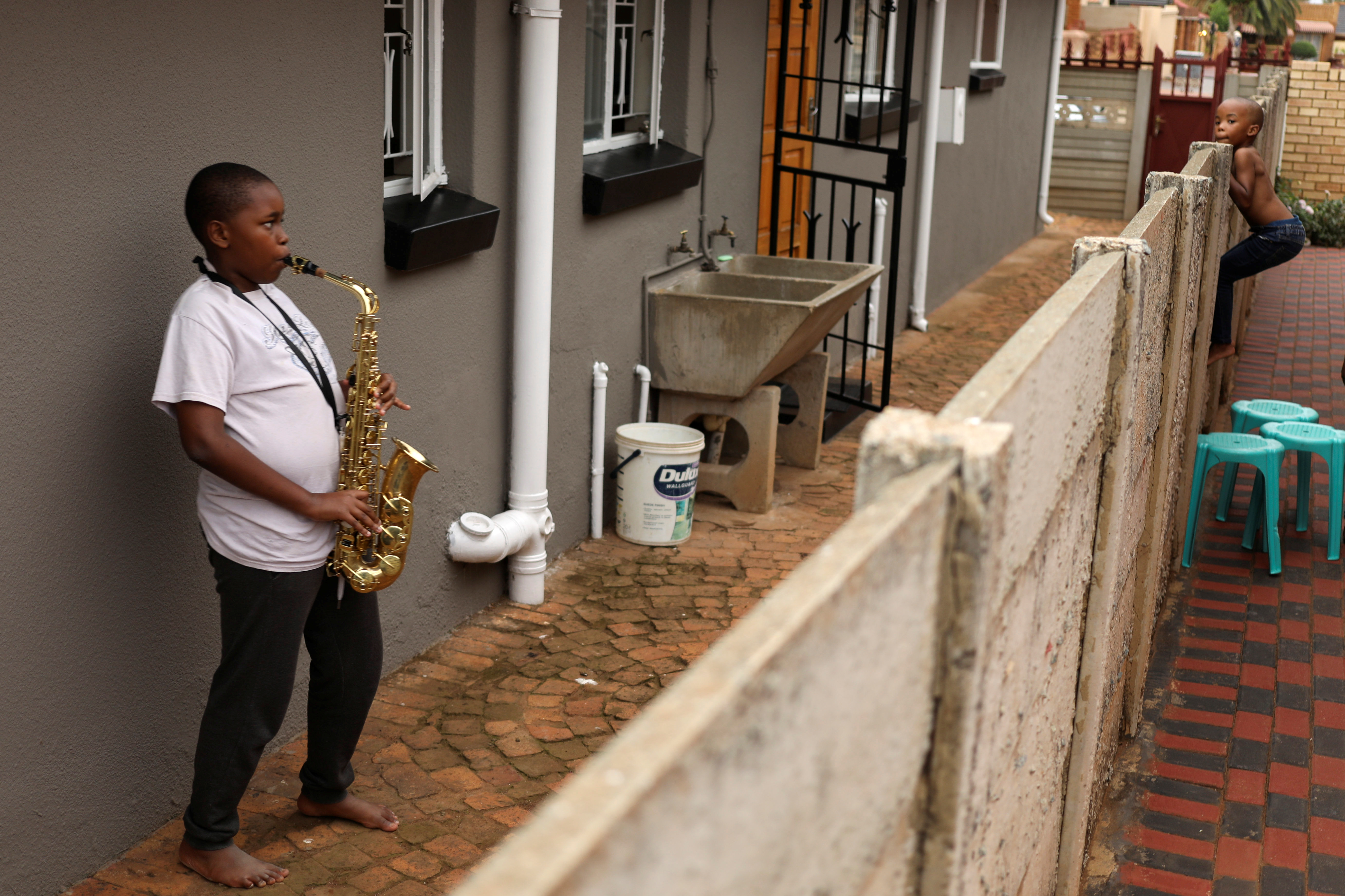 طفل يعزف على آلة الساكسفون خلال فترة إغلاق في جنوب أفريقيا