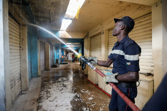 يقوم رجال الإطفاء برش المياه لتنظيف السوق التي تم إغلاقها للجمهور وسط تفشي مرض الفيروس