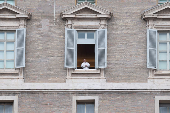 البابا فرانسيس يقف فى المكان المعتاد لإلقاء العظة