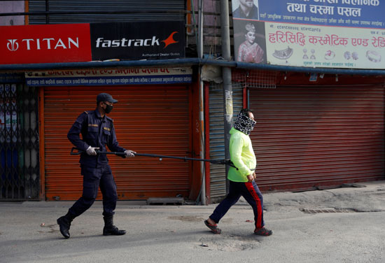 ضابط شرطة نيبالى يحتجز رجلاً يتحدى الإغلاق الذى تفرضه الحكومة