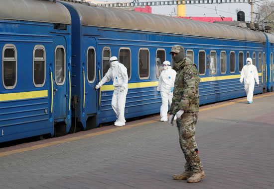 أعضاء حرس حدود الأوكرانيين يستقبلون القطار
