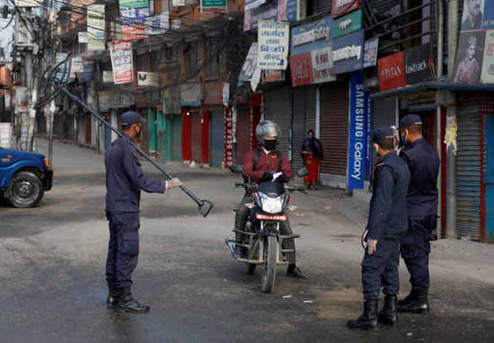 شرطة نيبال تستجوب مواطن تحدى الحظر