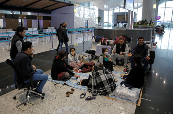 عدد من السياح يفترشون الأرض بمطار اسطنبول