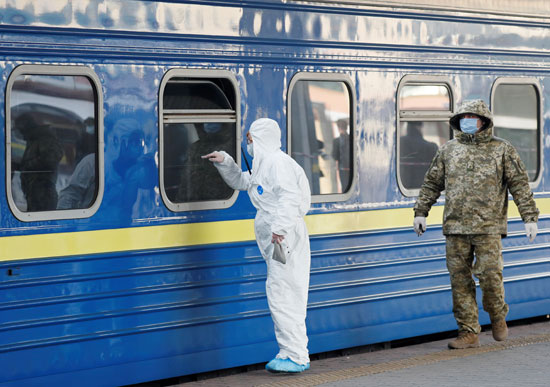 أعضاء خدمة حرس حدود الدولة الأوكرانية يستقبلون القطار
