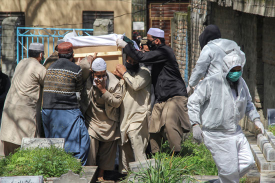 ينقل المشيعون تابوت لرجل توفى بسبب كورونا لدفنه بمقبرة فى أبوت آباد بباكستان