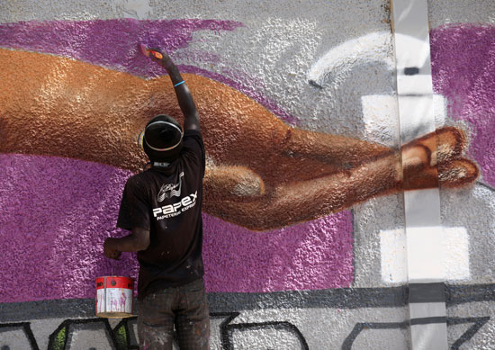 حملة توعية باستخدام الجرافيتى لحماية المواطنين أنفسهم فى السنغال