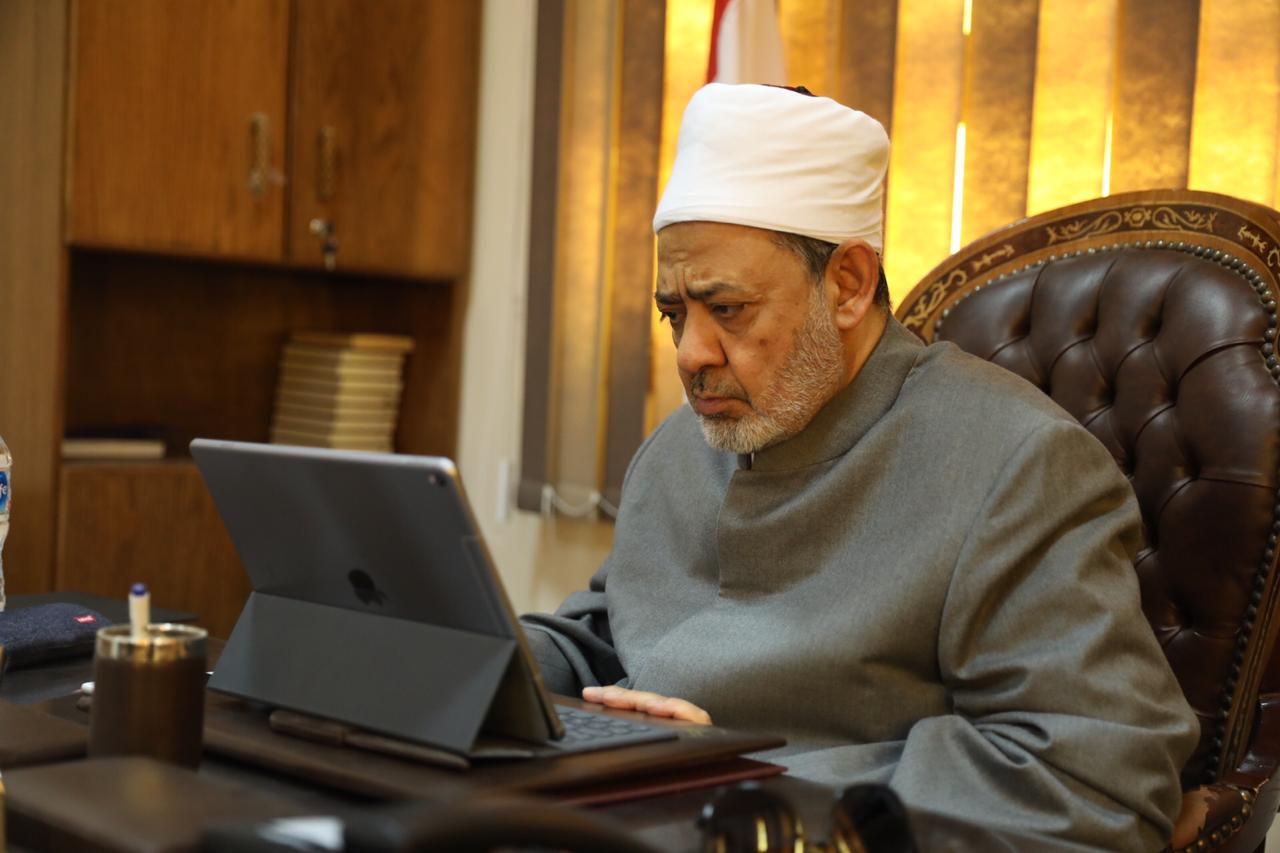  الإمام الأكبر يعقد اجتماعا مع قيادات الأزهر عبر الفيديو كونفرانس (3)