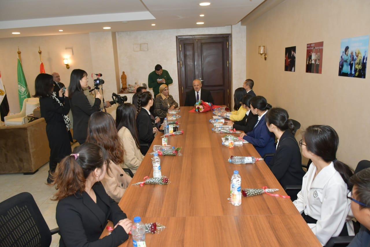 رئيس جامعة القاهرة خلال زيارته للطلاب الصينيين الدارسين بالجامعة (8)