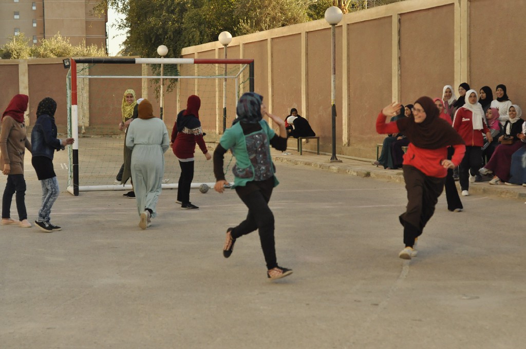 7 فرق طلابية بمدينة طالبات جامعة المنيا تتنافس على كأس مسابقة اليد (2)
