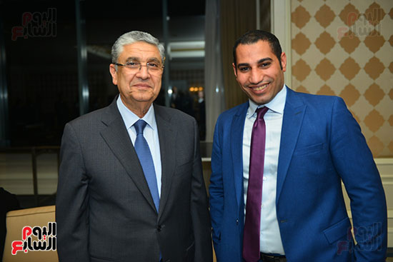 الزميل أحمد حسن مع وزير الكهرباء محمد شاكر