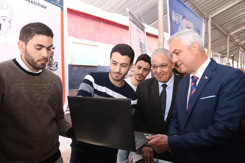 رئيس جامعة المنوفية يتفقد معرض مشروعات طلاب الهندسة الإلكترونية (2)