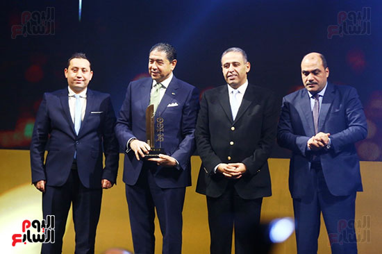 جائزة البنك التجاري الدولي ويتسلمها هشام عز العرب رئيس اتحاد بنوك مصر و رئيس مجلس إدارة البنك