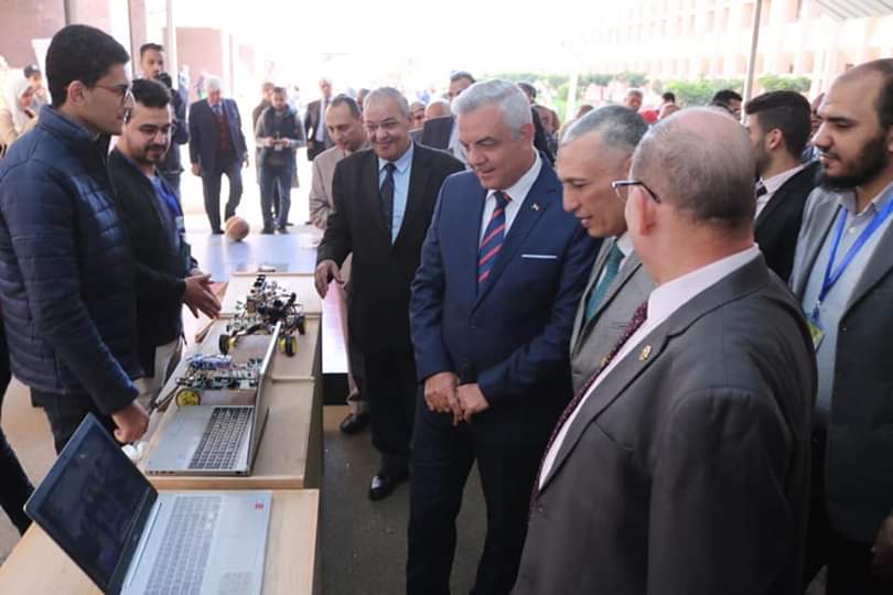 رئيس جامعة المنوفية يتفقد معرض مشروعات طلاب الهندسة الإلكترونية (3)