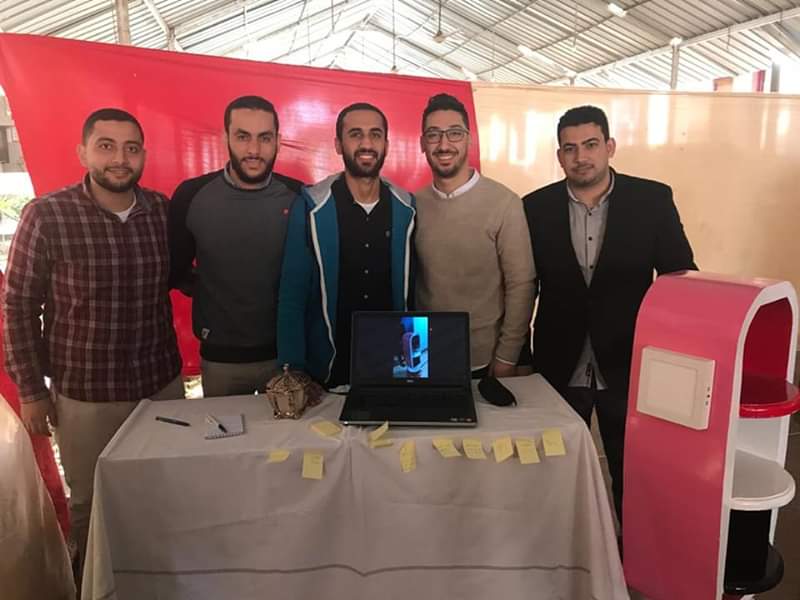 رئيس جامعة المنوفية يتفقد معرض مشروعات طلاب الهندسة الإلكترونية (1)