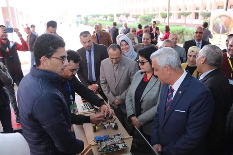 رئيس جامعة المنوفية يتفقد معرض مشروعات طلاب الهندسة الإلكترونية (4)