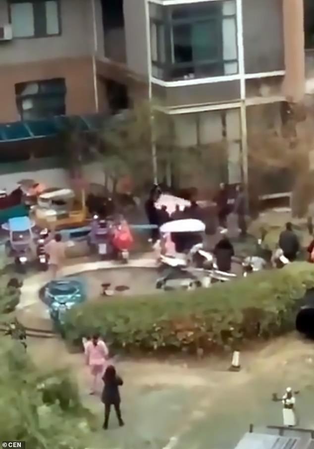 السكان يضعون بطانية لمحاولة انقاذ الطفلة السكان يضعون بطانية لمحاولة انقاذ الطفلة