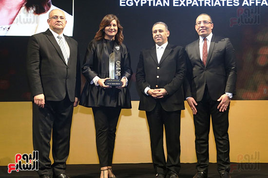 تكريم السفيرة نبيلة مكرم وزير الدولة للهجرة وشئون المصريين بالخارج فى احتفالية BT100