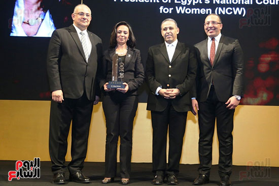 تكريم الدكتورة مايا مرسى رئيس المجلس القومى للمرأة باحتفالية bt100