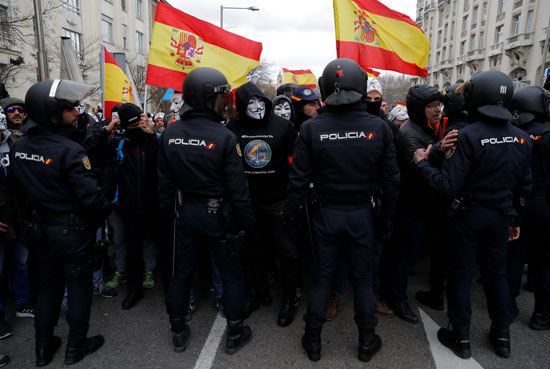 الشرطة-تمنع-المتظاهرين-من-الاقتراب-من-البرلمان-الإسبانى