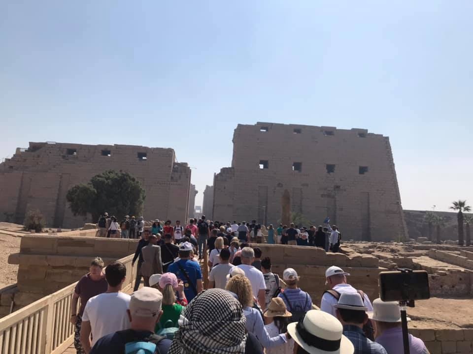 السياح الأجانب يتوافدون على المعابد الفرعونية شرق وغرب الأقصر  (3)