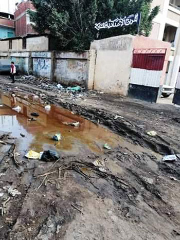 القمامة تحاصر مدرسة المريح بشبين القناطر