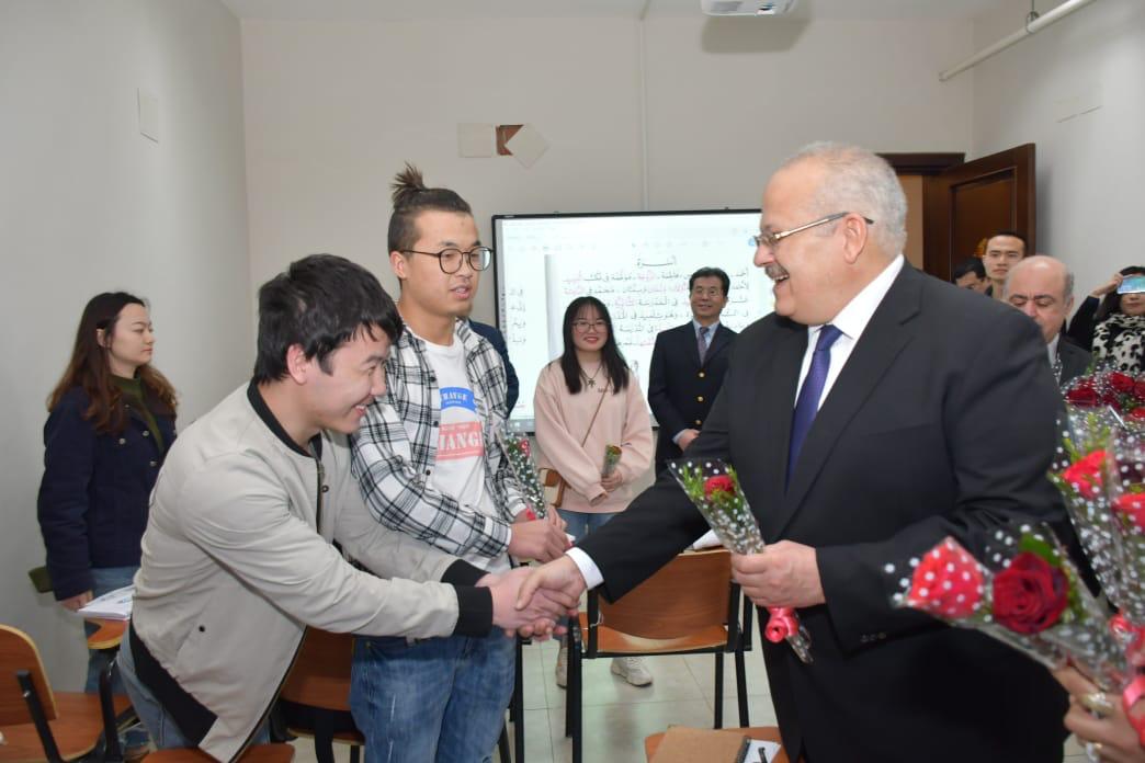 رئيس جامعة القاهرة خلال زيارته للطلاب الصينيين الدارسين بالجامعة (9)