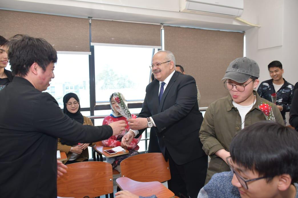 رئيس جامعة القاهرة خلال زيارته للطلاب الصينيين الدارسين بالجامعة (4)