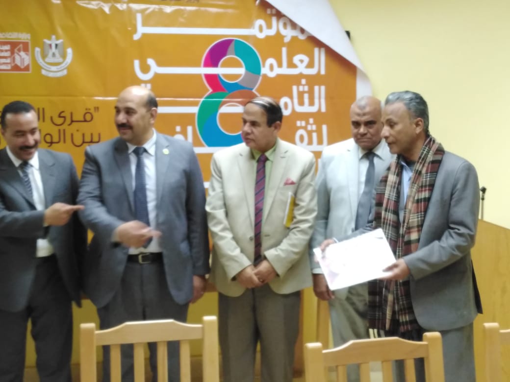 رئيس جامعة الوادي الجديد يكرم مدير ثقافة القرية (2)