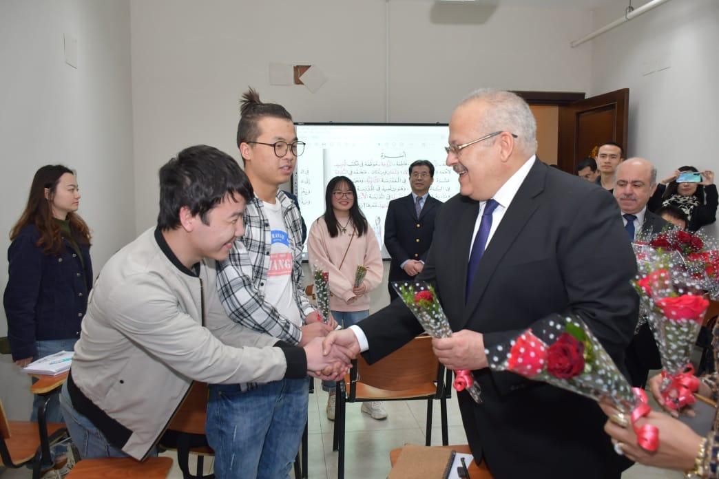 رئيس جامعة القاهرة خلال زيارته للطلاب الصينيين الدارسين بالجامعة (10)