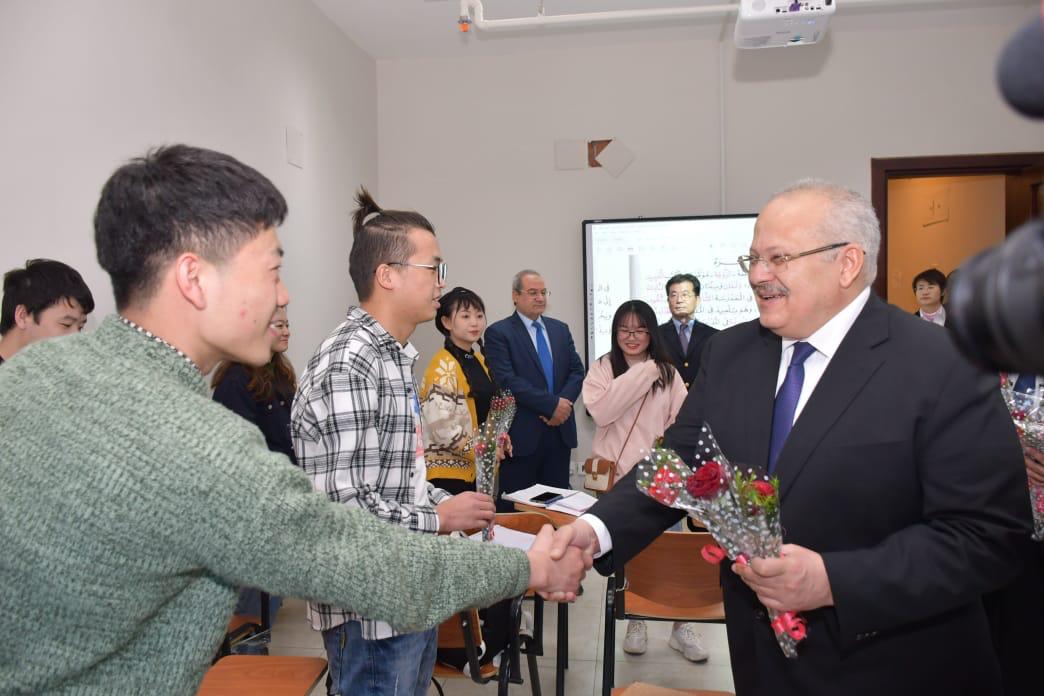 رئيس جامعة القاهرة خلال زيارته للطلاب الصينيين الدارسين بالجامعة (6)