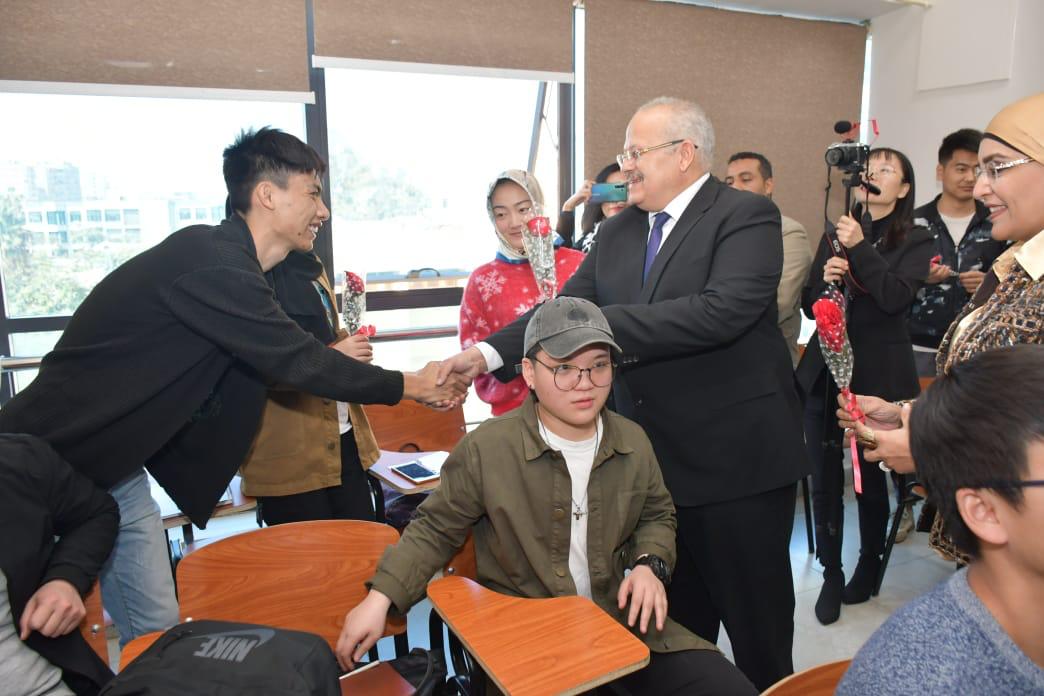 رئيس جامعة القاهرة خلال زيارته للطلاب الصينيين الدارسين بالجامعة (11)