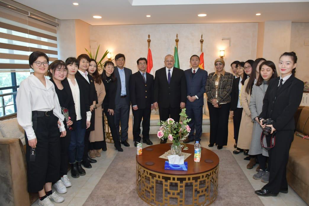 رئيس جامعة القاهرة خلال زيارته للطلاب الصينيين الدارسين بالجامعة (1)