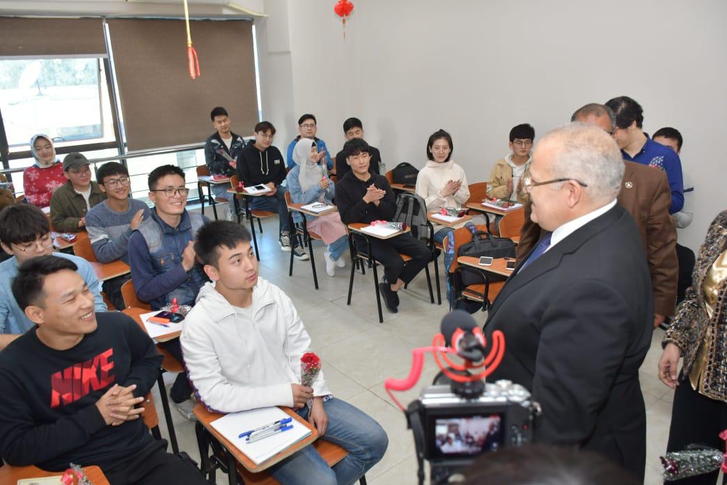رئيس جامعة القاهرة خلال زيارته للطلاب الصينيين الدارسين بالجامعة (7)