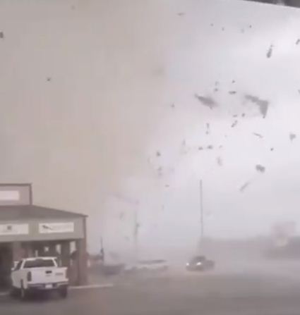 اعصار في مدينة امريكية
