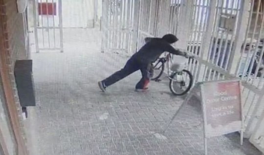 لص يسرق دراجة