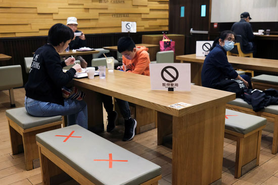 مطعم-فى-هونج-كونج-يحدد-بعلامات-أماكن-جلوس-المستخدمين-لتنفيذ-التباعد-الاجتماعى