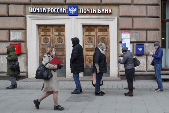 الناس-يصطفون-خارج-مكتب-البريد-الروسي-في-موسكو