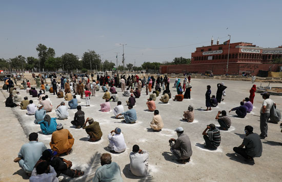 مواطنون-ينتظرون-توزيع-الجمعيات-أطعمه-فى-كراتشى-بباكستان