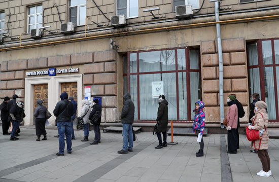 يصطف-الناس-خارج-مكتب-البريد-الروسي-بعد-إغلاق-جزئي-يأمر-السكان-بالبقاء-في-منازلهم