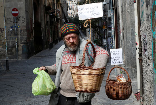 رجل-يأخذ-أغذية-من-سلال-موجهة-للمحتاجين-فى-شوارع-نابولى