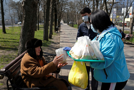 متوطعين-يقدمون-الطعام-للمحتاجين-فى-روسيا